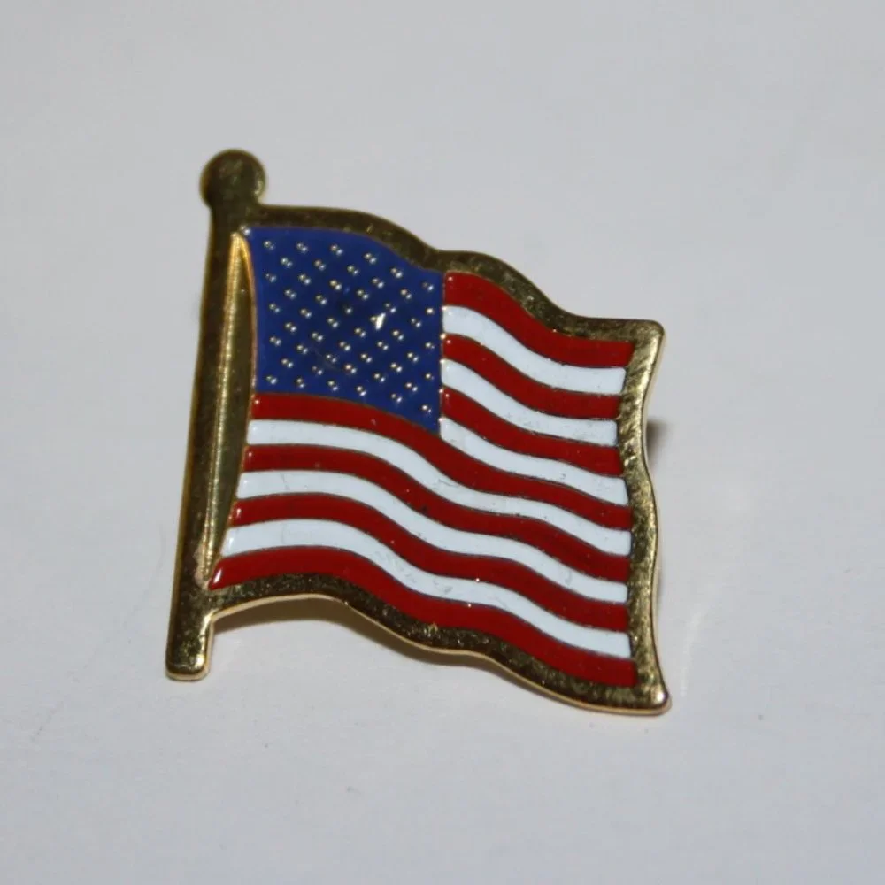 🟡 Vintage Gold American Flag Lapel Pin · 0.75